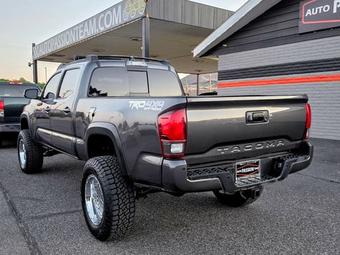 Used 2018 Toyota Tacoma TRD Off-Road w/ Technology Package AWD/4WD image 3