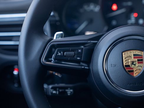 Certified 2026 Porsche Macan AWD/4WD image 7