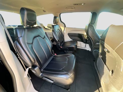 Used 2024 Chrysler Pacifica Touring-L FWD image 26