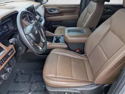 Used 2024 Chevrolet Suburban High Country RWD image 17