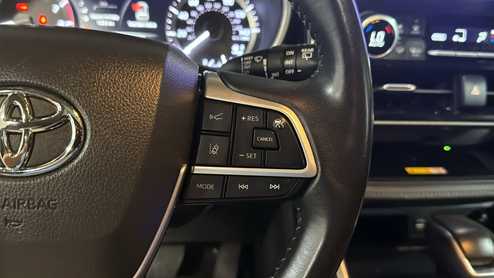 Used 2023 Toyota Highlander XLE AWD/4WD image 13