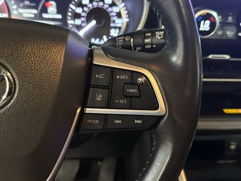 Used 2023 Toyota Highlander XLE AWD/4WD image 13