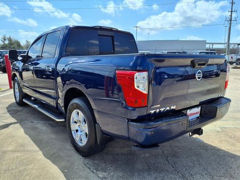 Used 2019 Nissan Titan SV w/ SV Convenience Package image 3