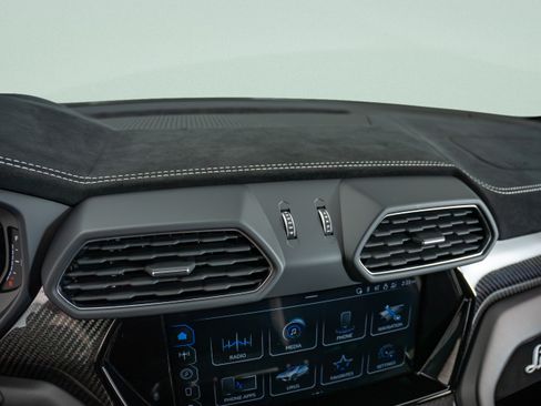 Used 2023 Lamborghini Urus Performante AWD/4WD image 16