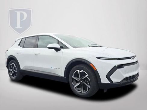 New 2026 Chevrolet Equinox EV LT image 2