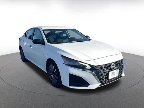 Used 2025 Nissan Altima 2.5 SV image 3