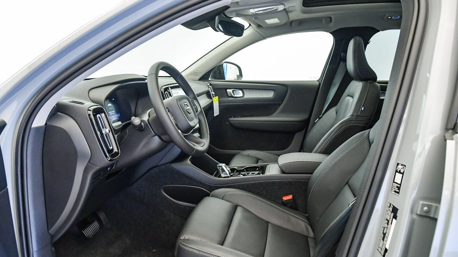 Certified 2026 Volvo XC40 B4 Plus w/ Climate Package FWD image 18