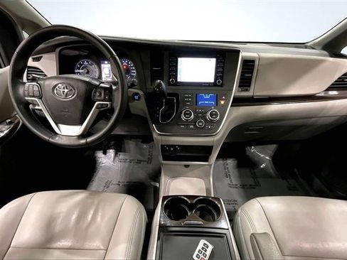 Used 2019 Toyota Sienna XLE image 16