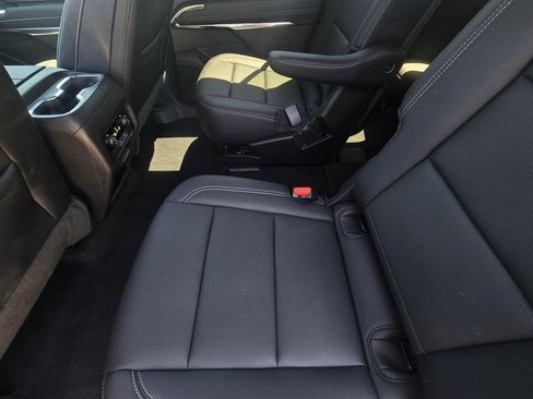 Used 2026 Chevrolet Traverse LT FWD image 5