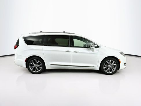 Used 2020 Chrysler Pacifica Limited w/ Tire & Wheel Group FWD image 10