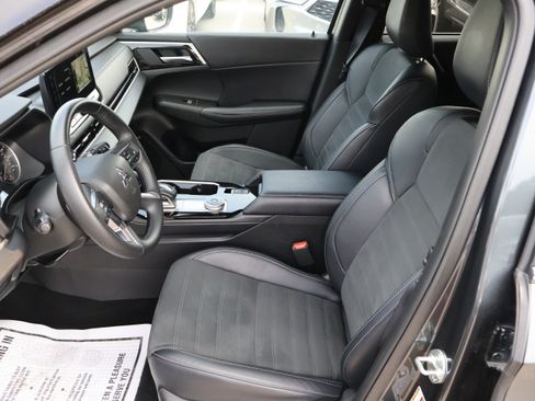 Used 2025 Mitsubishi Outlander SE FWD image 16