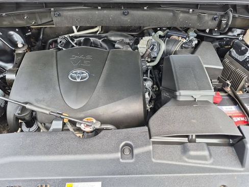 Used 2019 Toyota Highlander XLE AWD/4WD image 32