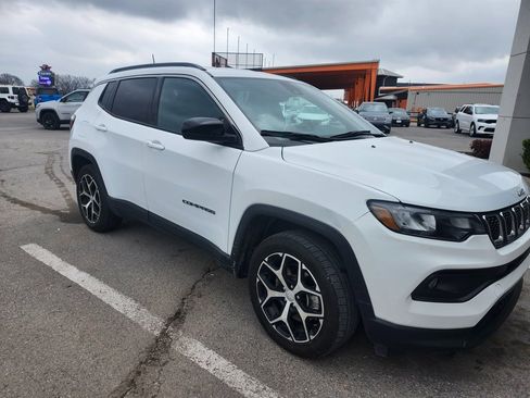 Used 2024 Jeep Compass Latitude image 7