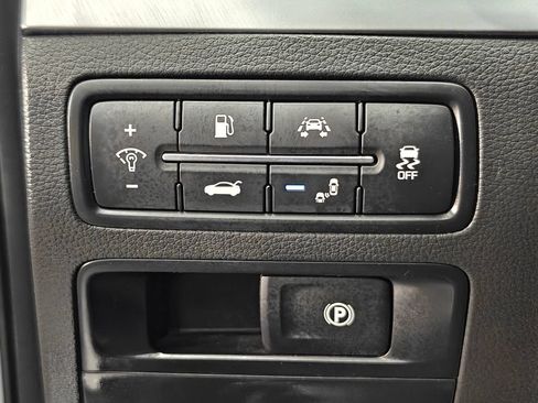 Used 2017 Genesis G80 3.8 RWD image 10