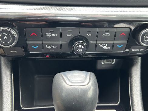 Used 2023 Jeep Compass Limited image 31