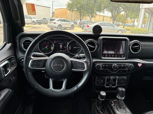 Used 2022 Jeep Wrangler Unlimited Sahara w/ Cold Weather Group AWD/4WD image 17