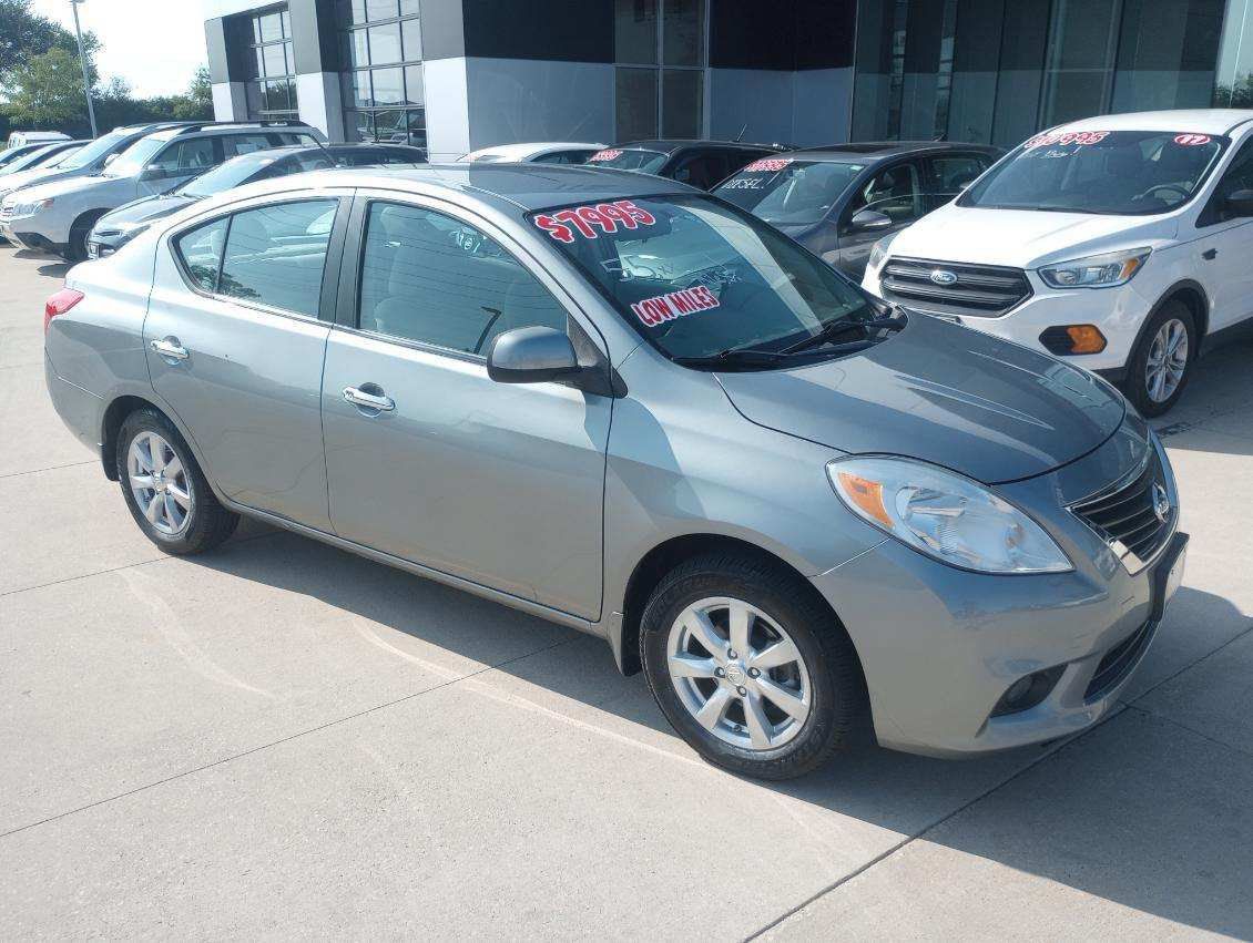 Used 2012 Nissan Versa FWD image 1