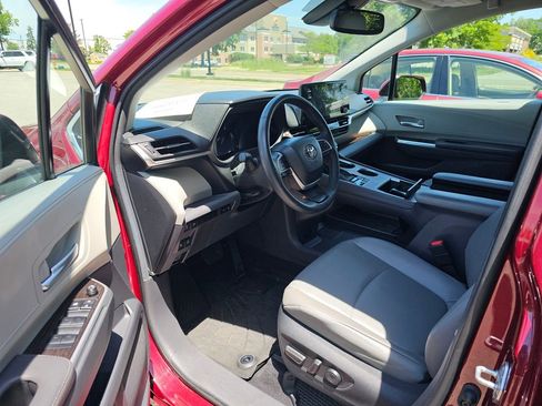 Used 2023 Toyota Sienna XLE FWD image 5