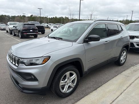 Used 2024 Jeep Compass Latitude image 1