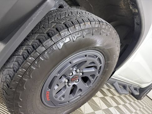 Used 2025 Nissan Frontier PRO-4X AWD/4WD image 33