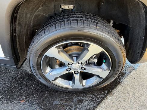 Used 2023 Jeep Grand Cherokee Limited image 13