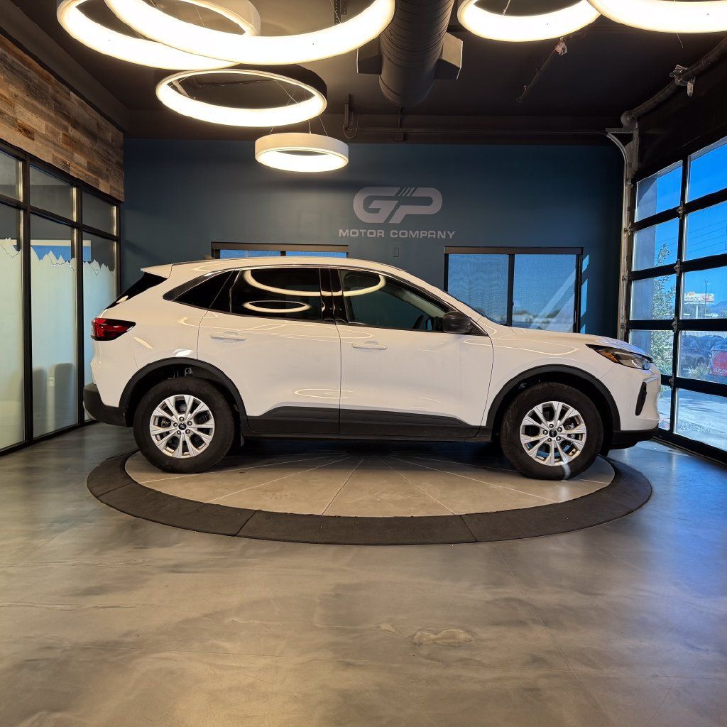 Used 2024 Ford Escape Active AWD/4WD image 2