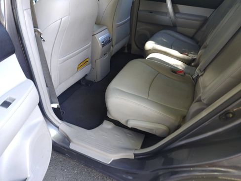 Used 2012 Toyota Highlander SE w/ Tow Pkg FWD image 13