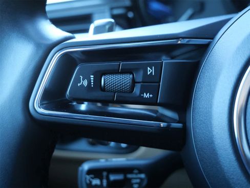 Used 2025 Porsche Macan image 25