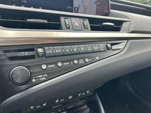 Used 2019 Lexus ES 300h Ultra Luxury w/ Accessory Package 2 FWD image 12