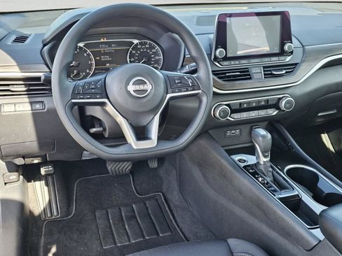 Used 2024 Nissan Altima 2.5 SV FWD image 32