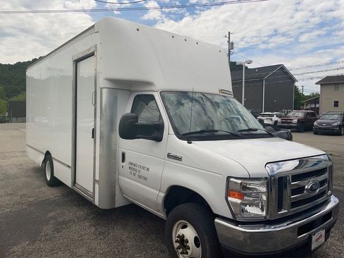 Used 2022 Ford E-450 and Econoline 450 Super Duty RWD image 2