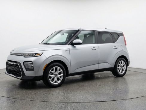 Used 2025 Kia Soul LX w/ LX Technology Package FWD image 3
