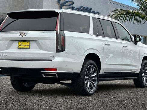 Used 2022 Cadillac Escalade ESV Premium Luxury AWD/4WD image 4