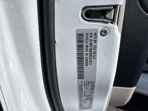 Used 2024 Chrysler Pacifica Touring-L FWD image 6