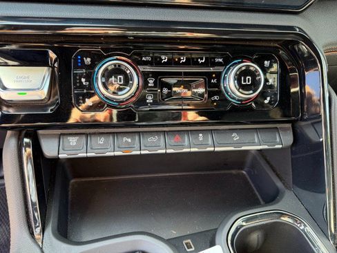 Used 2025 GMC Sierra 2500 AT4 w/ AT4 Premium Plus Package AWD/4WD image 12