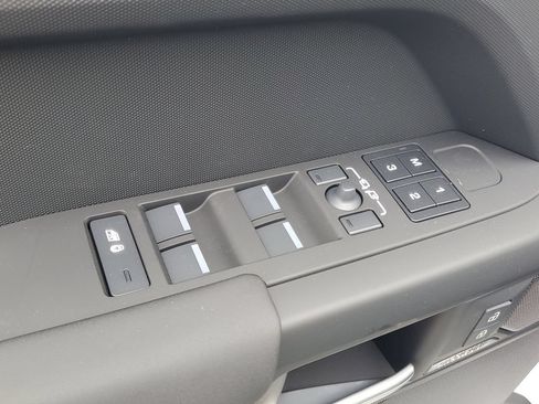 Used 2026 Land Rover Defender 130 X-Dynamic SE AWD/4WD image 9