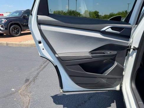Certified 2024 Volkswagen Taos SE w/ Panoramic Sunroof Package AWD/4WD image 18