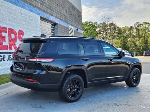Used 2024 Jeep Grand Cherokee L Laredo AWD/4WD image 7