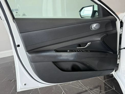 Used 2022 Hyundai Elantra SEL w/ Convenience Package FWD image 7