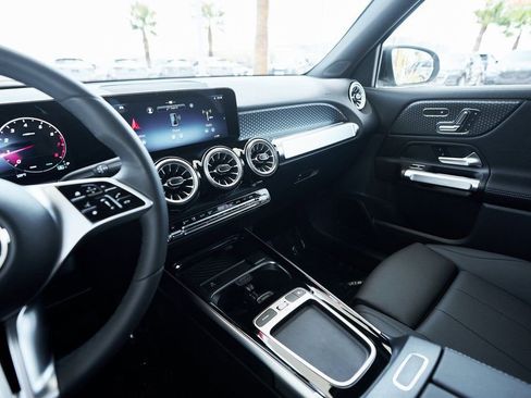 Used 2025 Mercedes-Benz GLB 250 4MATIC w/ Exclusive Package image 45