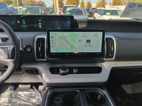 New 2025 Ford Expedition Active image 16