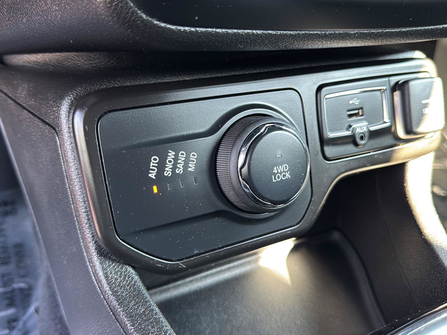 Used 2021 Jeep Renegade Latitude w/ Luxury Group II AWD/4WD image 36