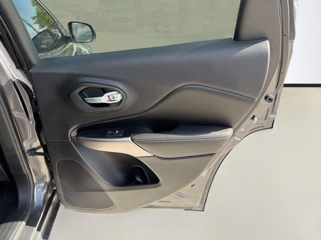 Used 2020 Jeep Cherokee Limited FWD image 30