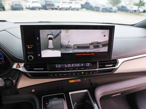 Used 2025 Toyota Sienna Platinum FWD image 23