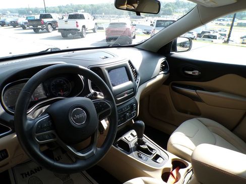 Used 2019 Jeep Cherokee Latitude w/ Popular Appearance Group FWD image 9