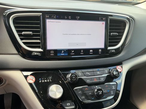 Used 2023 Chrysler Pacifica Touring-L FWD image 6