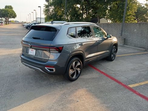 Used 2025 Volkswagen Taos SE AWD/4WD image 7