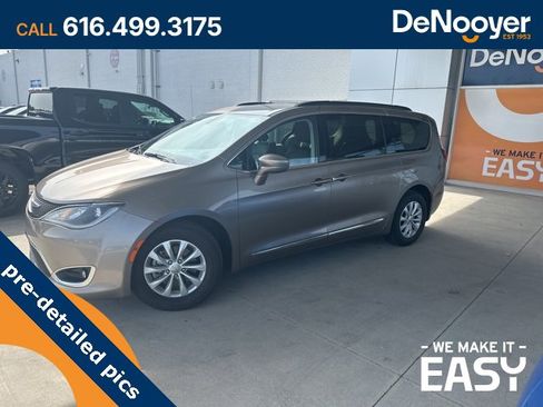 Used 2017 Chrysler Pacifica Touring-L image 2