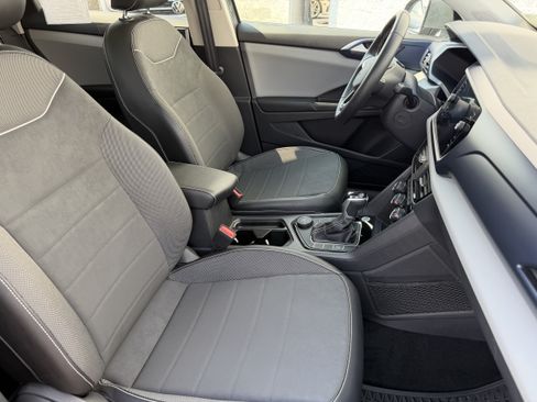 Used 2023 Volkswagen Taos SE w/ Panoramic Sunroof Package AWD/4WD image 35