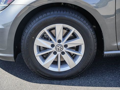 Used 2019 Volkswagen Golf SE image 10